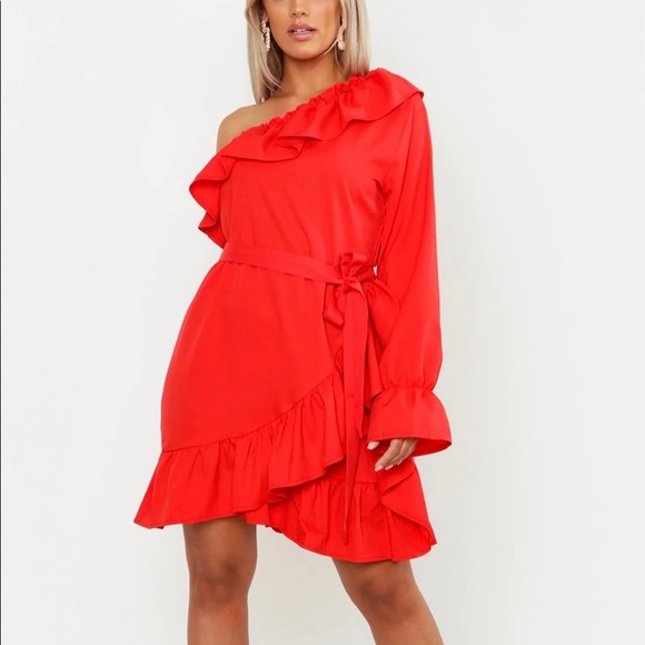 Boohoo Dresses & Skirts - ♦️ CLEARANCE NWT Beautiful sexy Red dress  -size 16